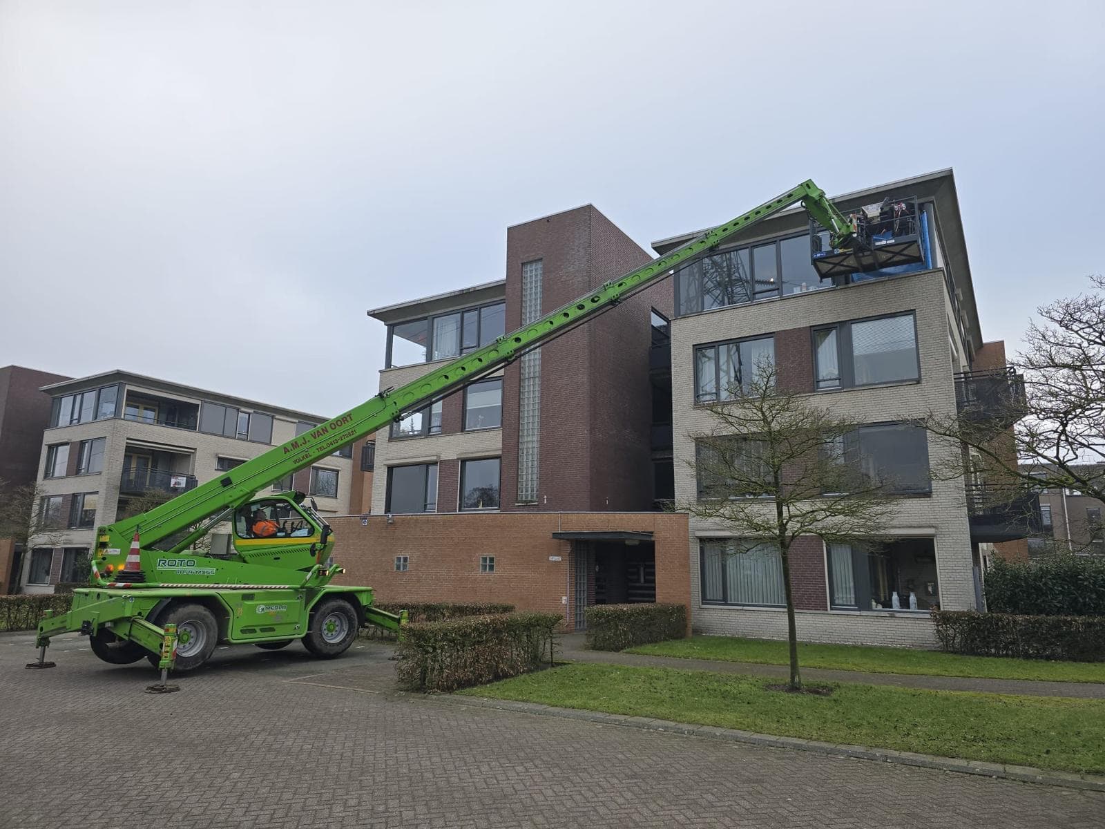 Renovatiewerk aan een gebouw met hoogwerker door Sem Uijen Timmerwerken