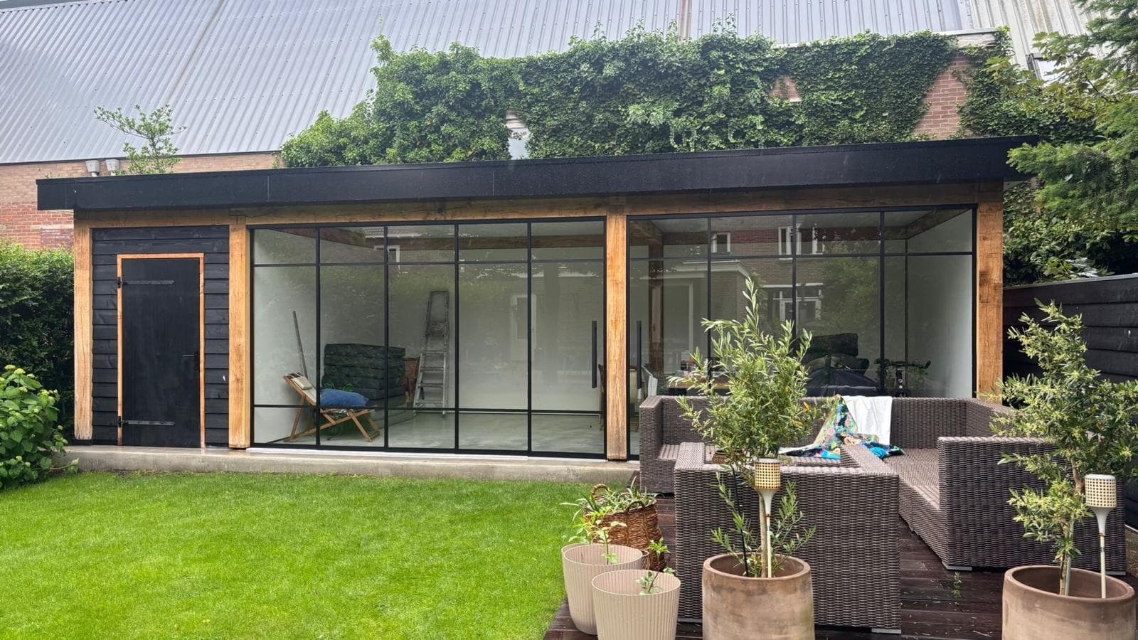 Veranda met glazen wanden en houten accenten, gebouwd door Sem Uijen Timmerwerken